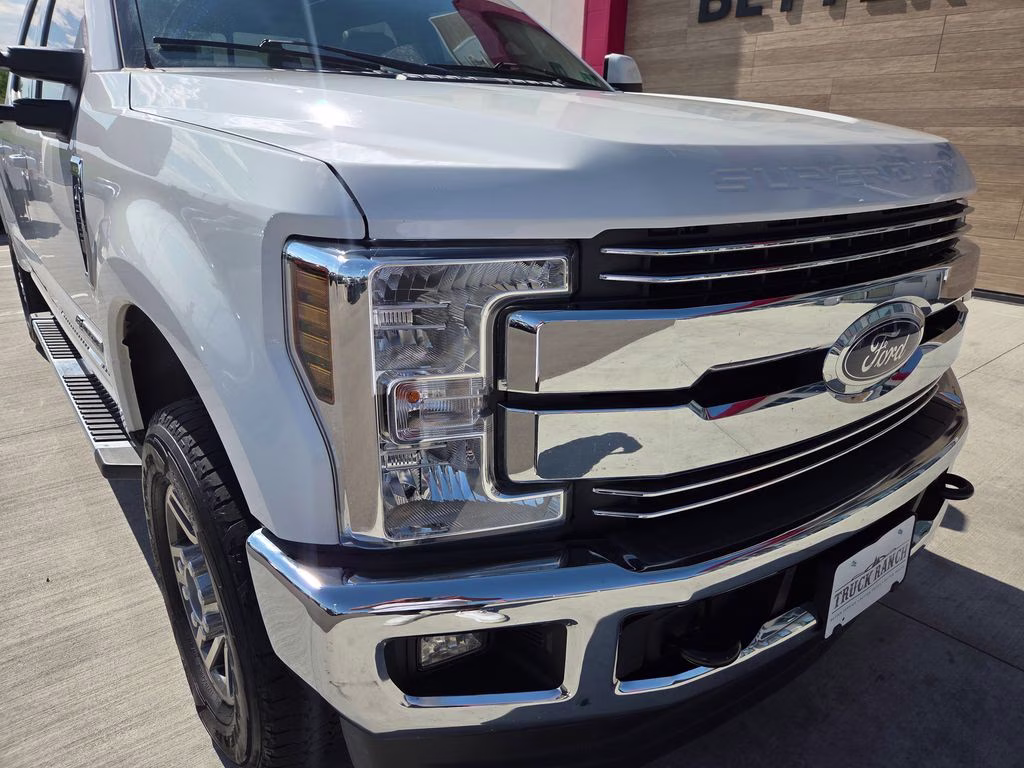 2019 Oxford White Ford Super Duty F-250 SRW Lariat 4X4 Truck