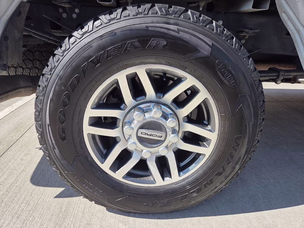 2019 Oxford White Ford Super Duty F-250 SRW Lariat 4X4 Truck
