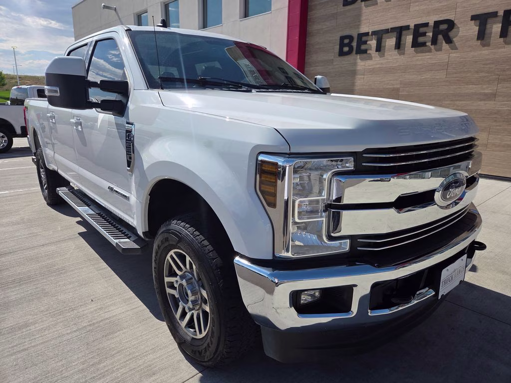2019 Oxford White Ford Super Duty F-250 SRW Lariat 4X4 Truck