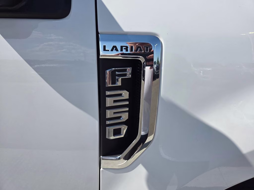 2019 Oxford White Ford Super Duty F-250 SRW Lariat 4X4 Truck