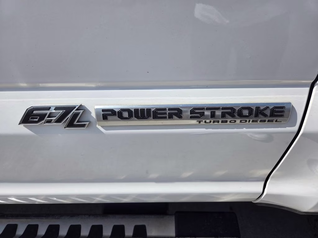2019 Oxford White Ford Super Duty F-250 SRW Lariat 4X4 Truck