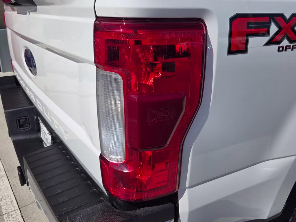 2019 Oxford White Ford Super Duty F-250 SRW Lariat 4X4 Truck