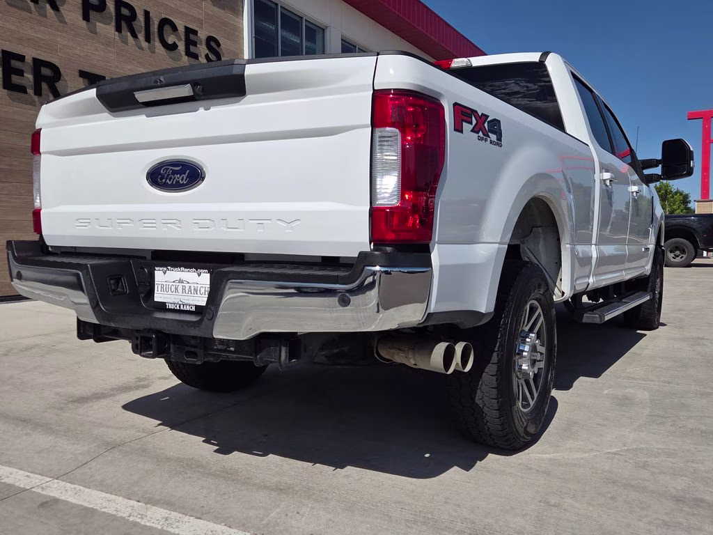 2019 Oxford White Ford Super Duty F-250 SRW Lariat 4X4 Truck