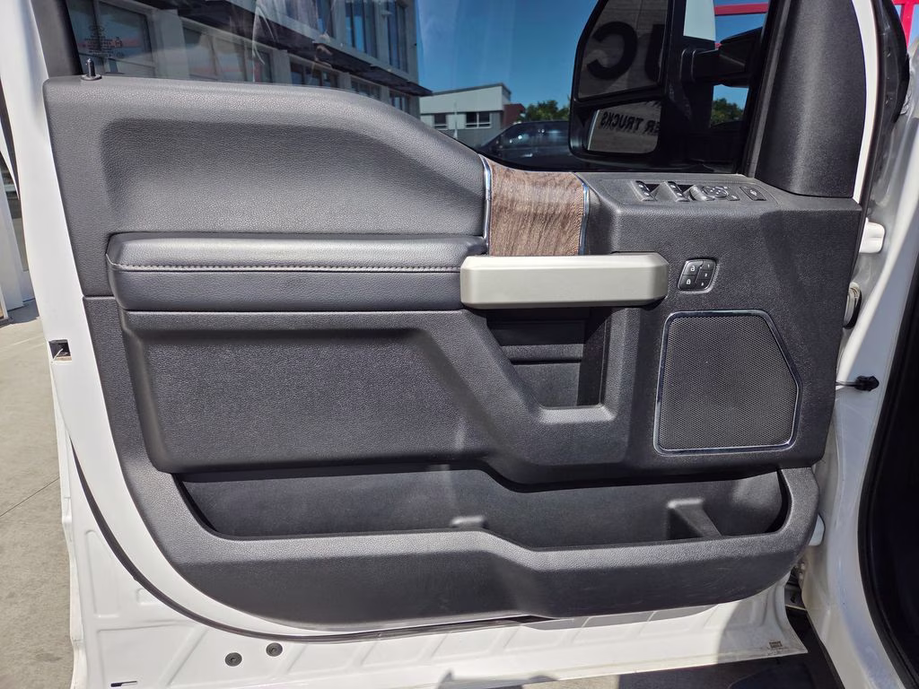 2019 Oxford White Ford Super Duty F-250 SRW Lariat 4X4 Truck