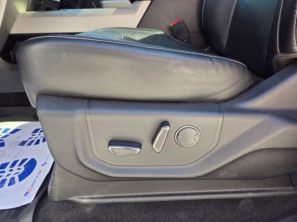 2019 Oxford White Ford Super Duty F-250 SRW Lariat 4X4 Truck