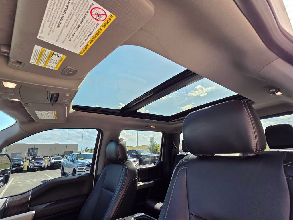 2019 Oxford White Ford Super Duty F-250 SRW Lariat 4X4 Truck
