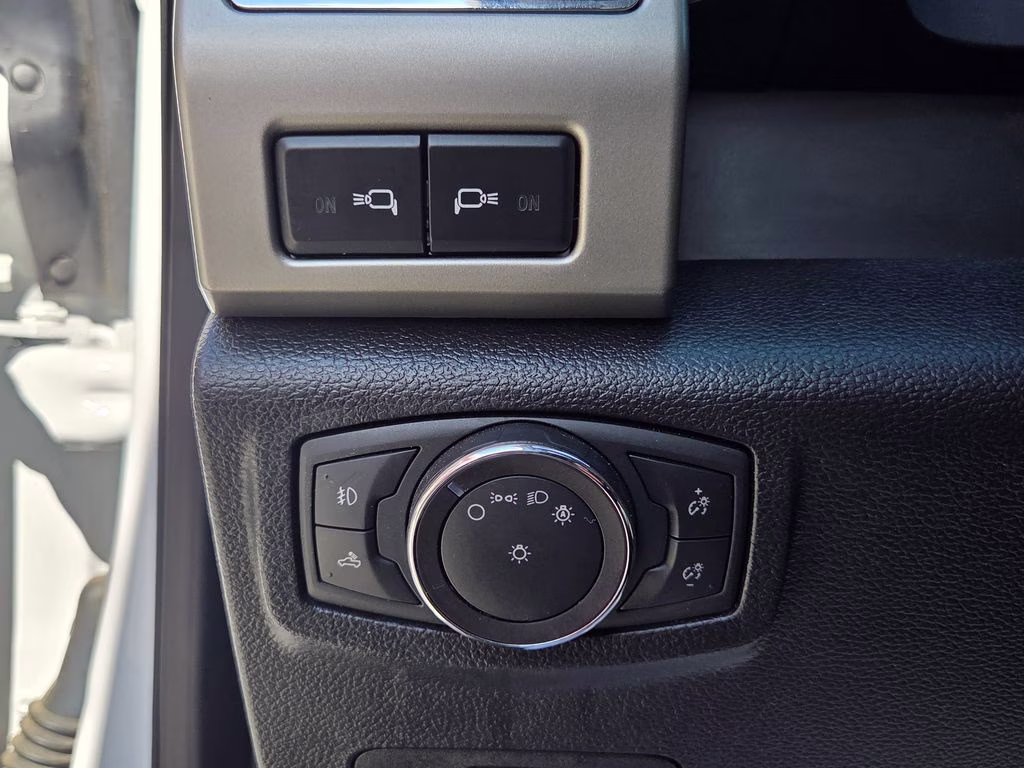 2019 Oxford White Ford Super Duty F-250 SRW Lariat 4X4 Truck