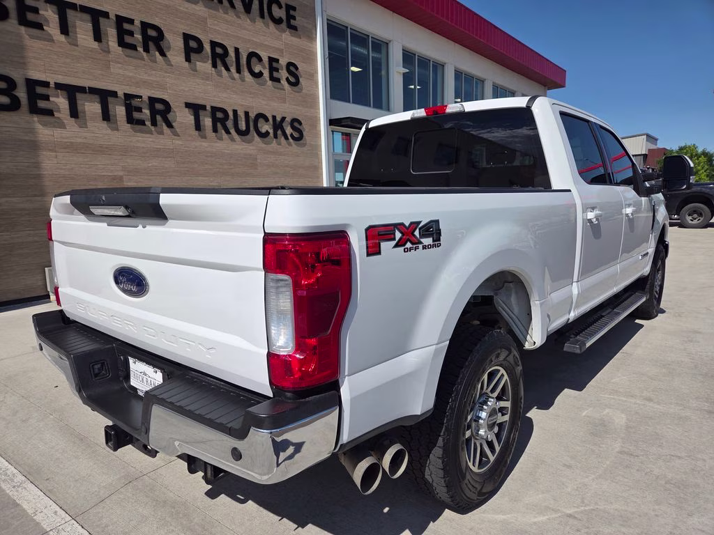 2019 Oxford White Ford Super Duty F-250 SRW Lariat 4X4 Truck