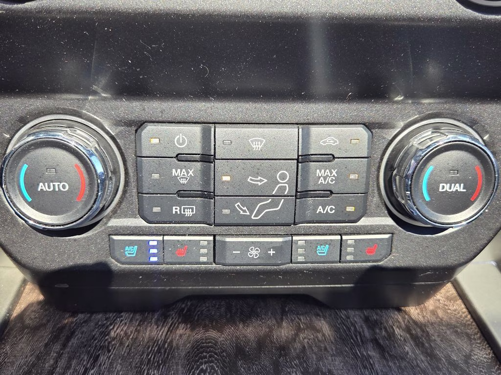 2019 Oxford White Ford Super Duty F-250 SRW Lariat 4X4 Truck