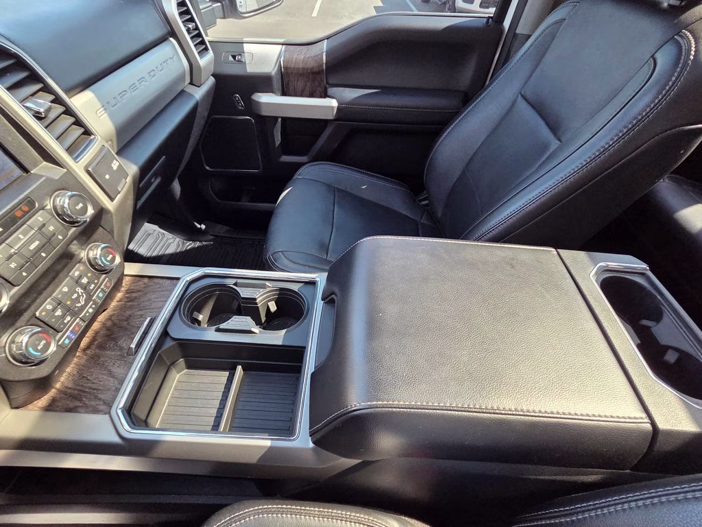 2019 Oxford White Ford Super Duty F-250 SRW Lariat 4X4 Truck