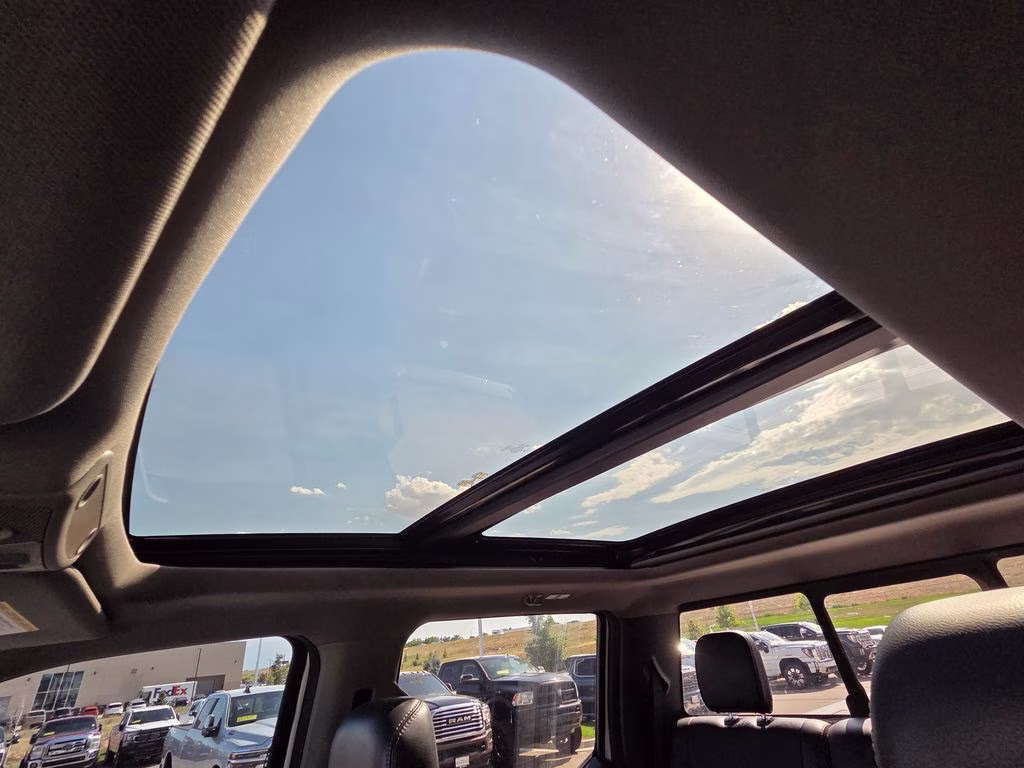 2019 Oxford White Ford Super Duty F-250 SRW Lariat 4X4 Truck