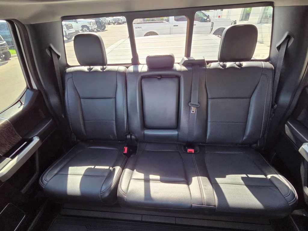 2019 Oxford White Ford Super Duty F-250 SRW Lariat 4X4 Truck