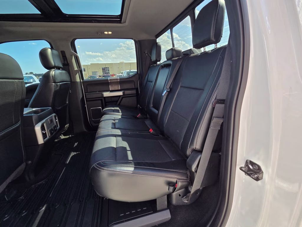 2019 Oxford White Ford Super Duty F-250 SRW Lariat 4X4 Truck