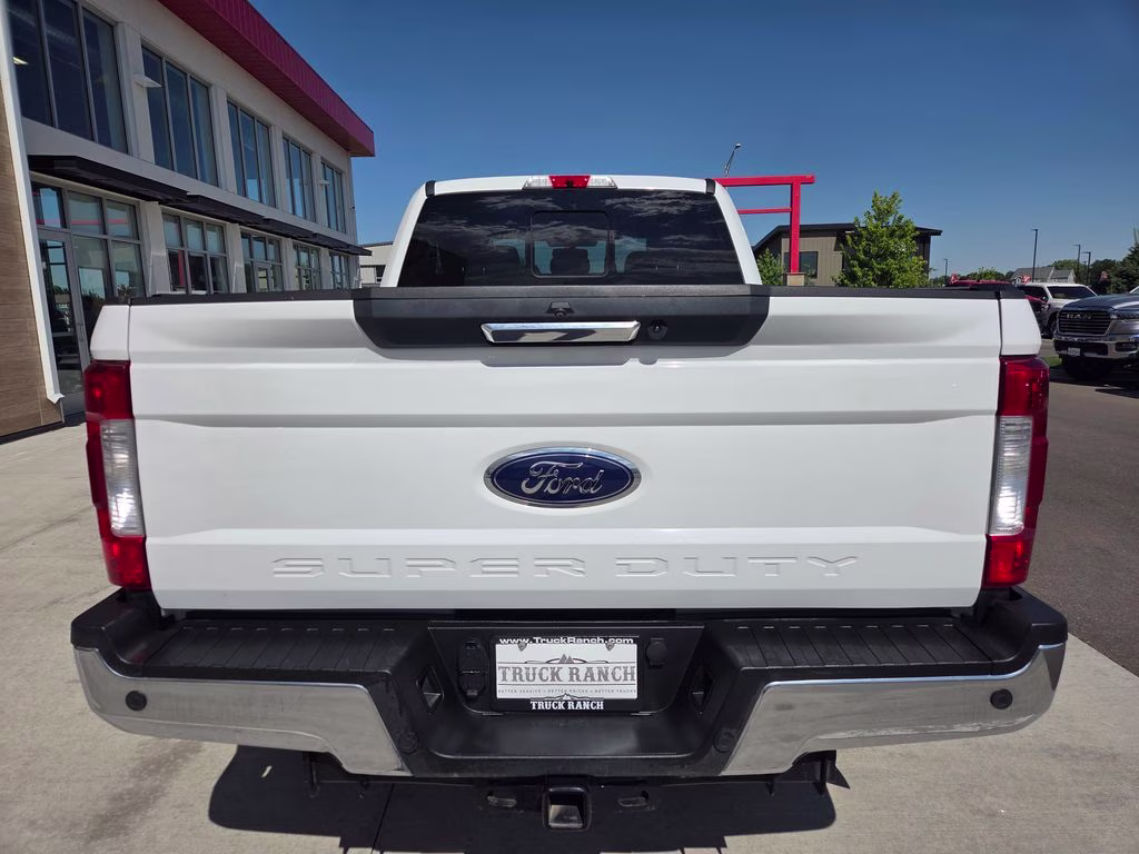 2019 Oxford White Ford Super Duty F-250 SRW Lariat 4X4 Truck