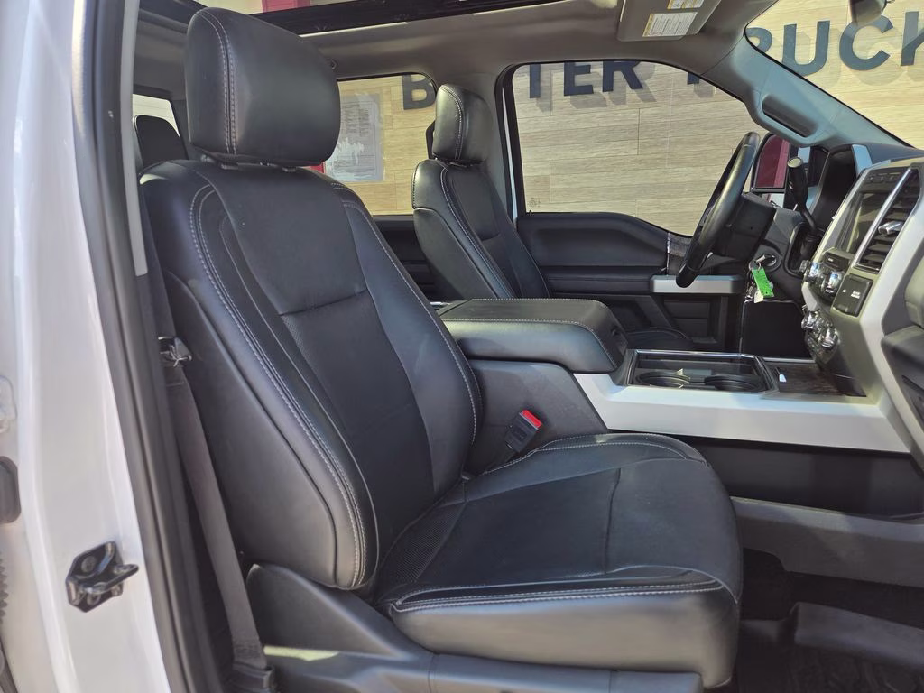 2019 Oxford White Ford Super Duty F-250 SRW Lariat 4X4 Truck