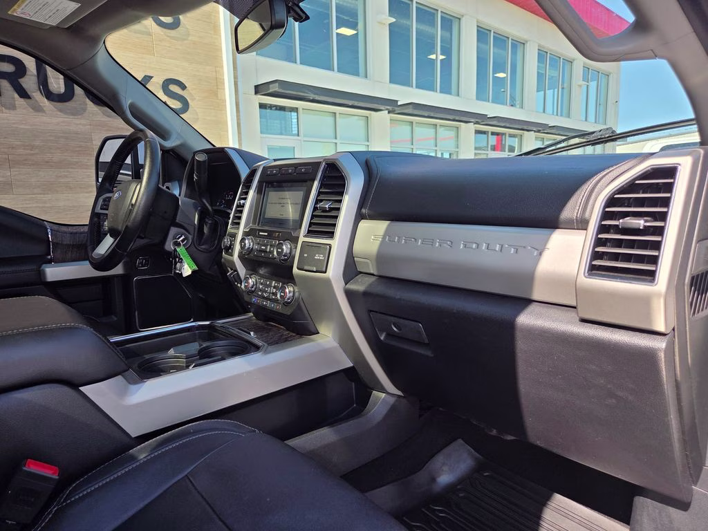 2019 Oxford White Ford Super Duty F-250 SRW Lariat 4X4 Truck