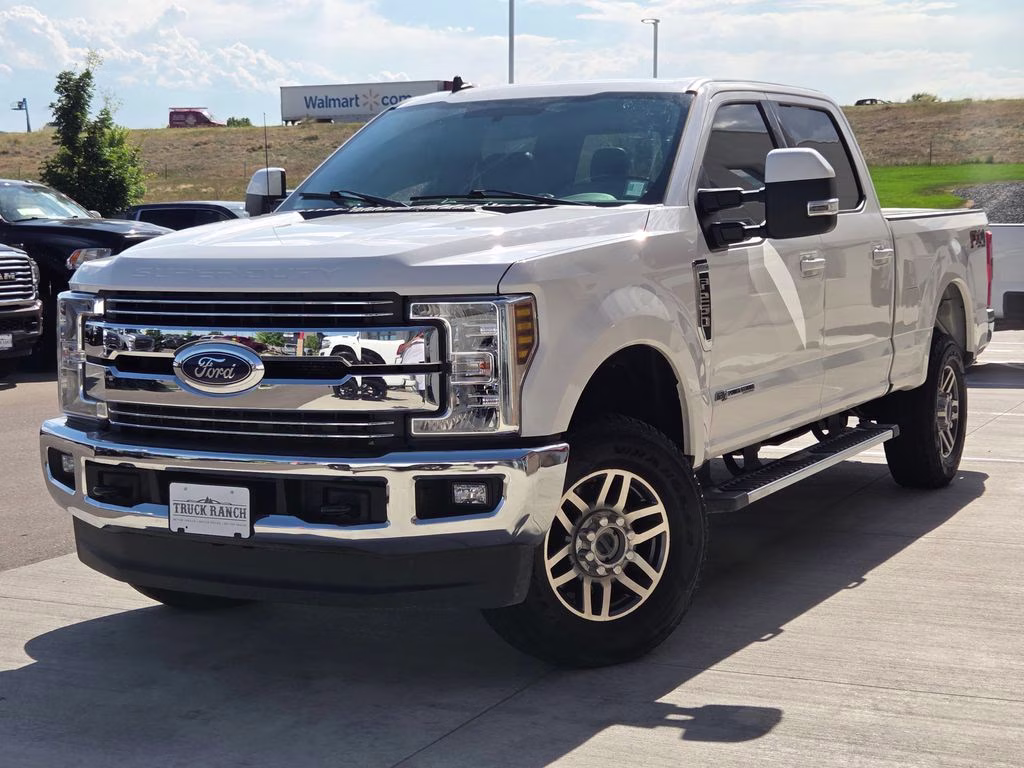 2019 Oxford White Ford Super Duty F-250 SRW Lariat 4X4 Truck