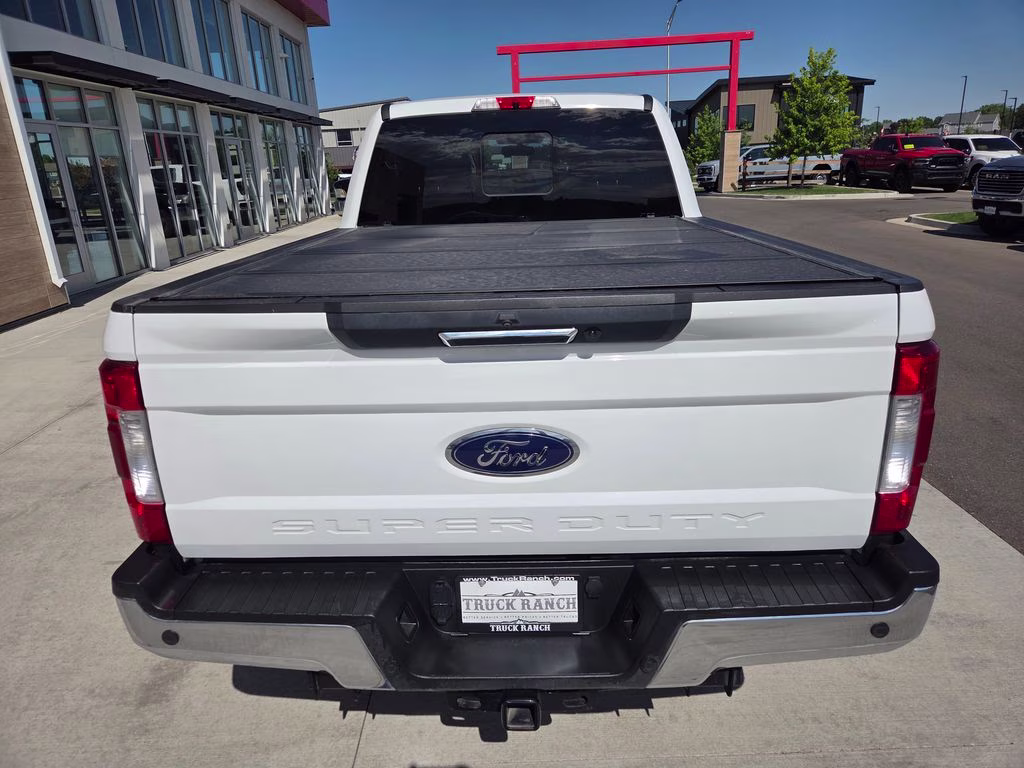 2019 Oxford White Ford Super Duty F-250 SRW Lariat 4X4 Truck