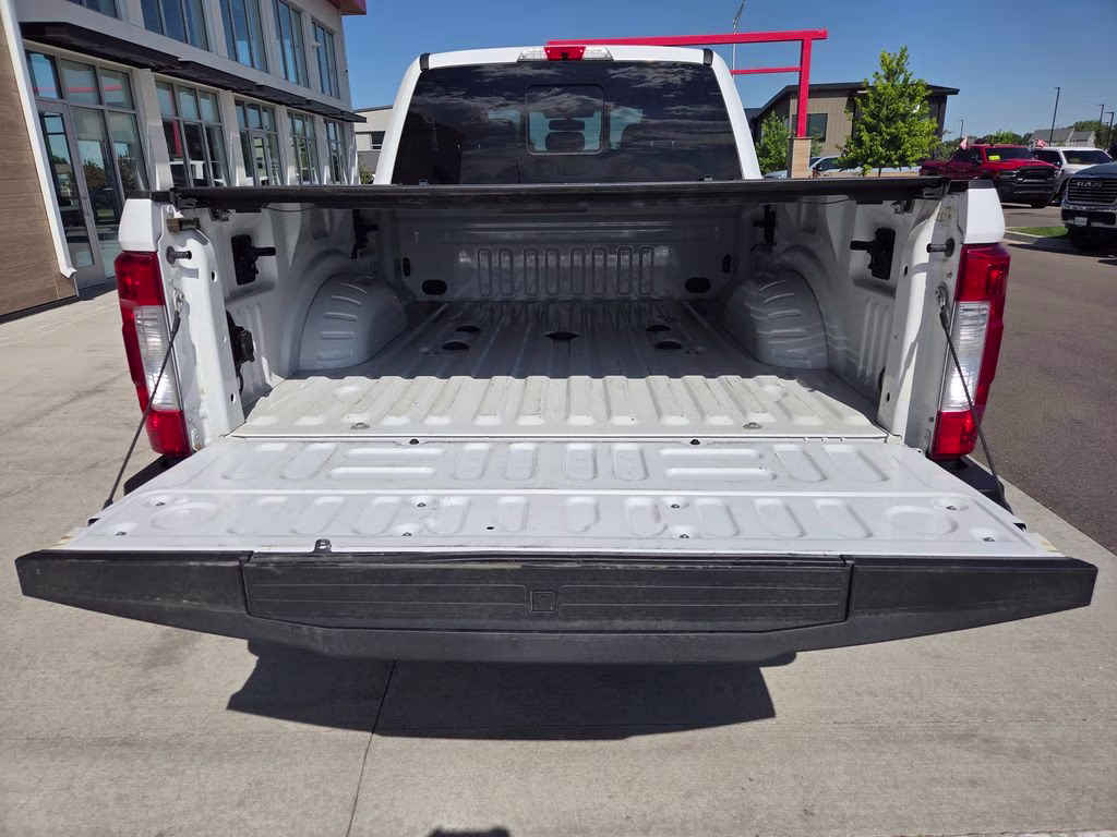 2019 Oxford White Ford Super Duty F-250 SRW Lariat 4X4 Truck