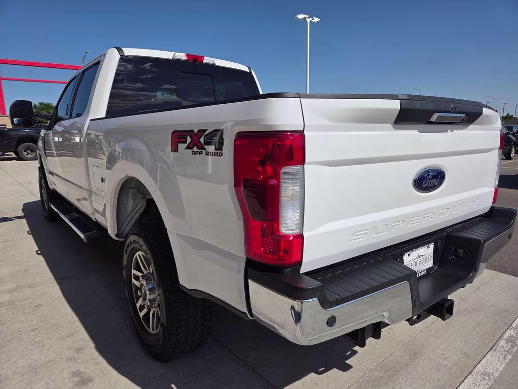 2019 Oxford White Ford Super Duty F-250 SRW Lariat 4X4 Truck
