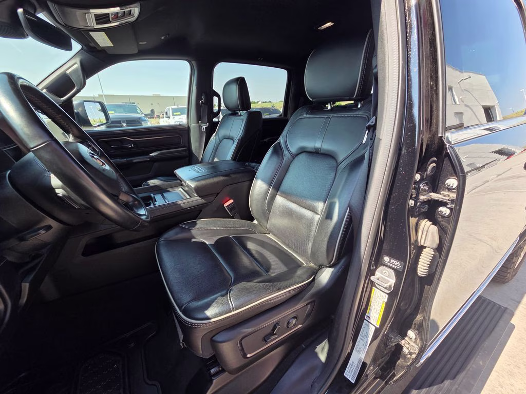 2023 Diamond Black Crystal Pearlcoat Ram 1500 Limited 4X4 Truck