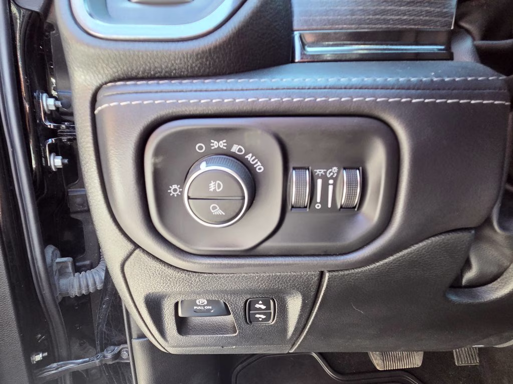2023 Diamond Black Crystal Pearlcoat Ram 1500 Limited 4X4 Truck