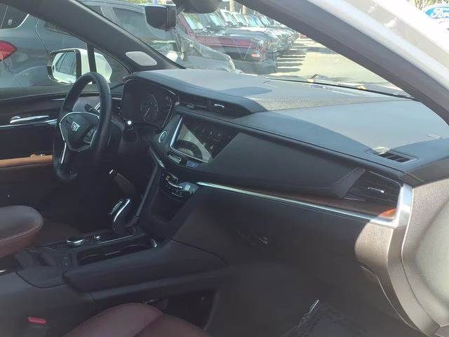 2021 Crystal White Tricoat Cadillac XT5 Premium Luxury FWD SUV