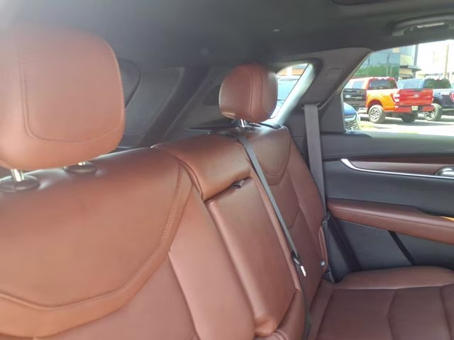2021 Crystal White Tricoat Cadillac XT5 Premium Luxury FWD SUV