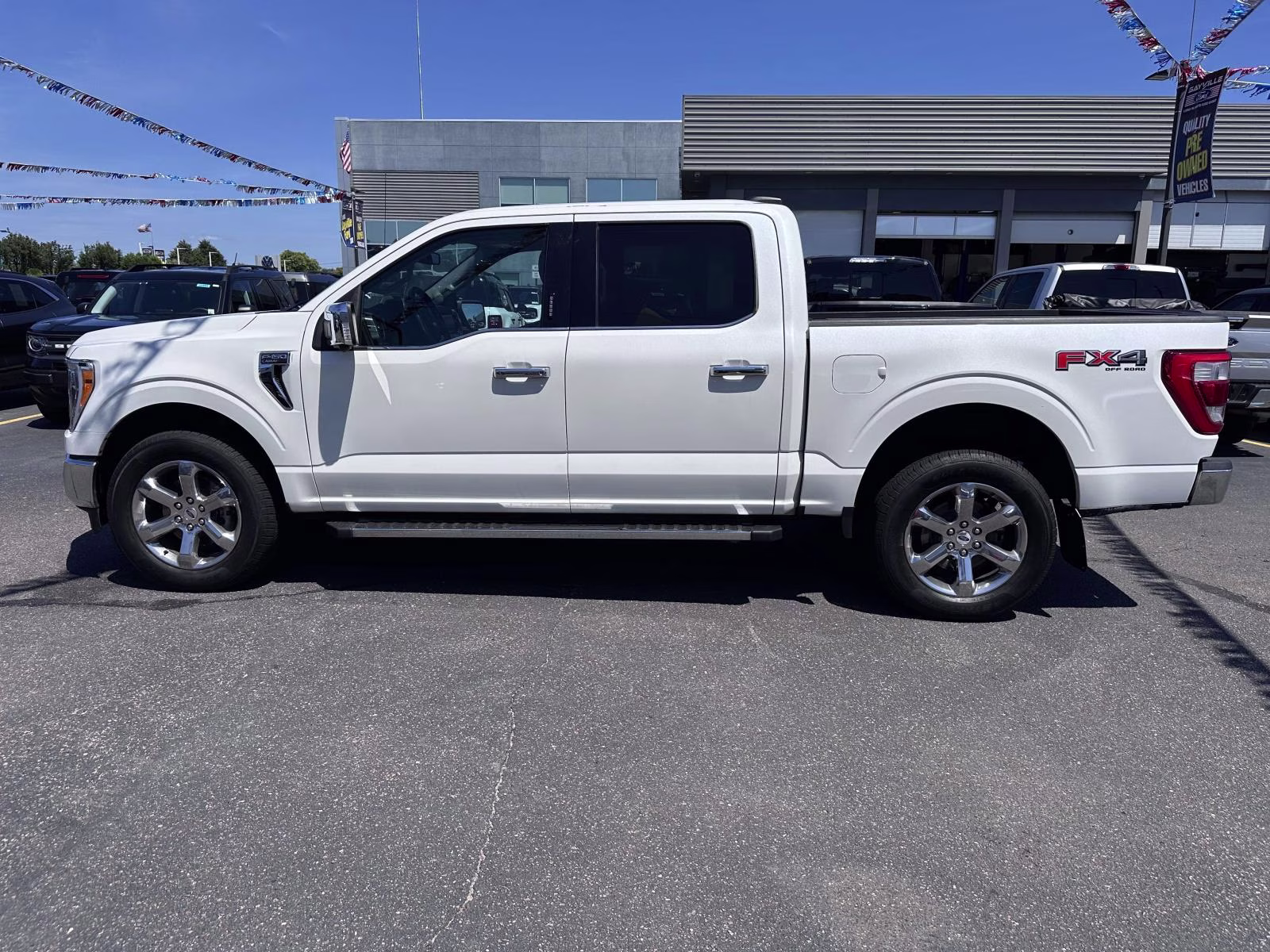 2021 Oxford White Ford F-150 LARIAT 4WD SuperCrew 5.5' Box 4X4 Truck