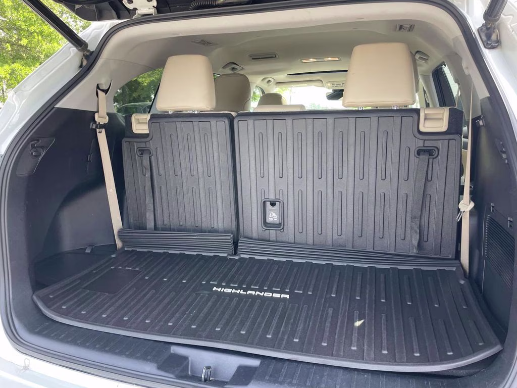 2020 Blizzard Pearl Toyota Highlander XLE FWD SUV