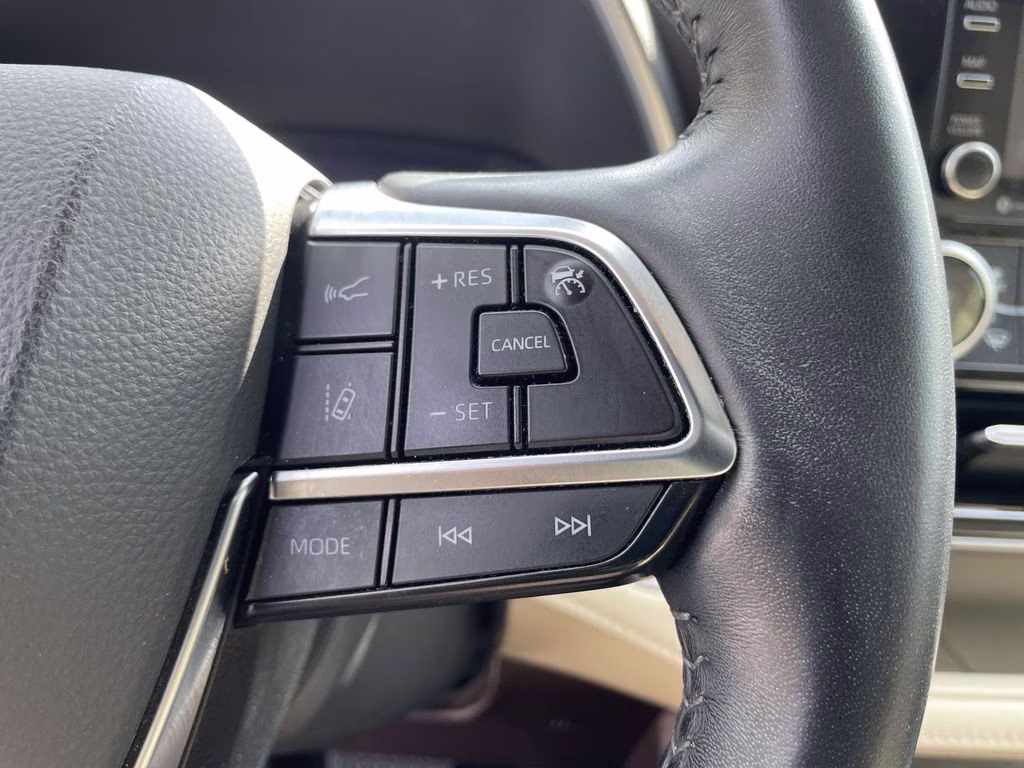 2020 Blizzard Pearl Toyota Highlander XLE FWD SUV