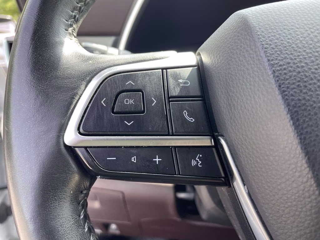 2020 Blizzard Pearl Toyota Highlander XLE FWD SUV