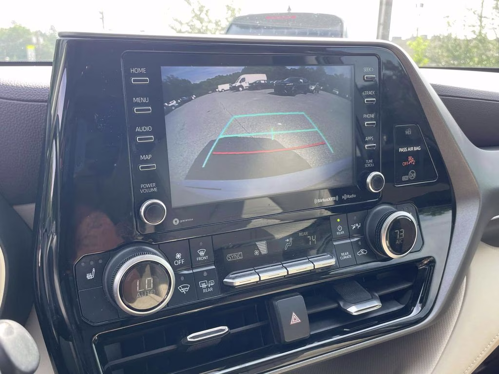 2020 Blizzard Pearl Toyota Highlander XLE FWD SUV