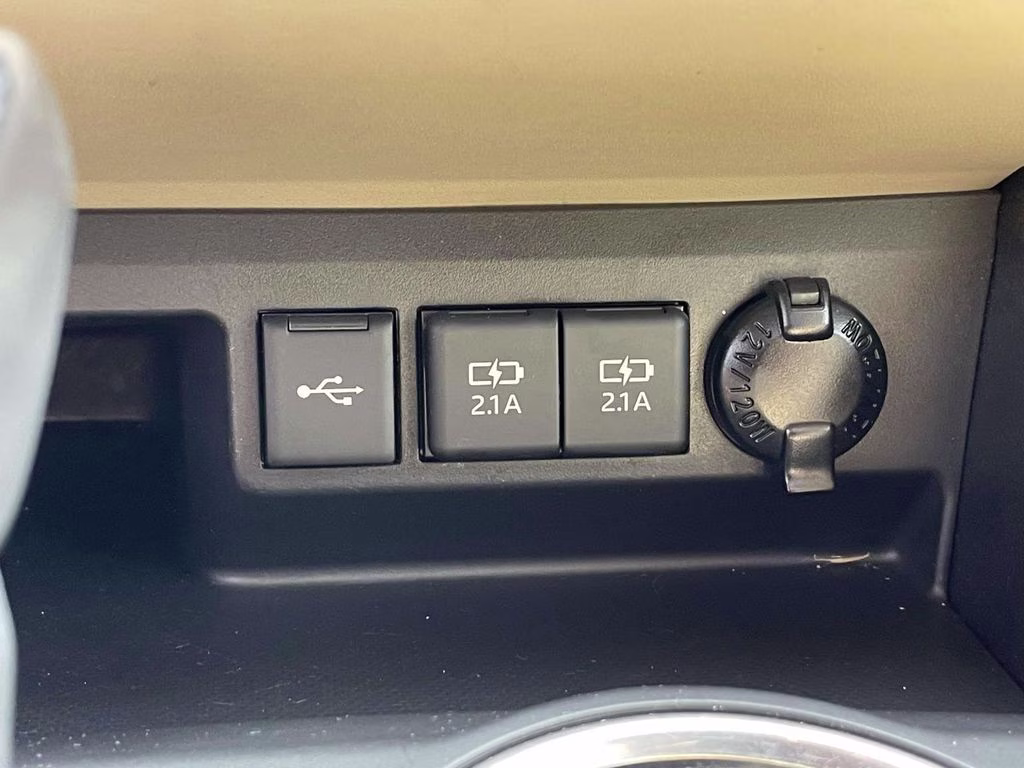 2020 Blizzard Pearl Toyota Highlander XLE FWD SUV