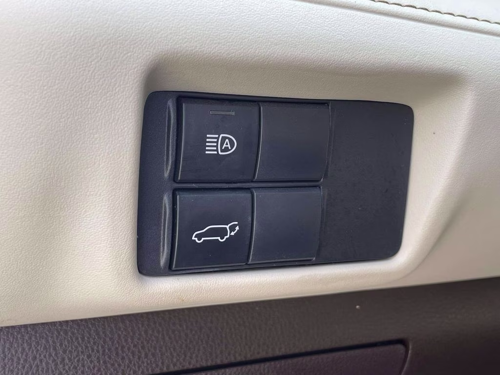 2020 Blizzard Pearl Toyota Highlander XLE FWD SUV
