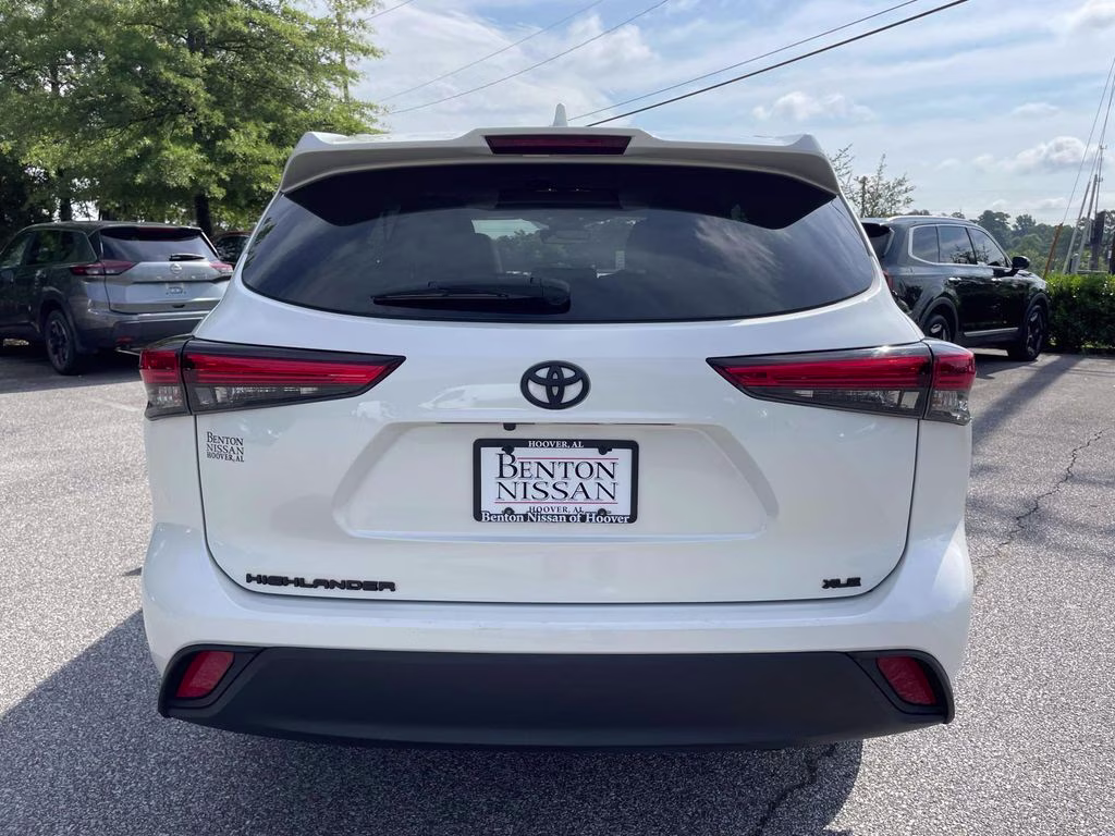 2020 Blizzard Pearl Toyota Highlander XLE FWD SUV