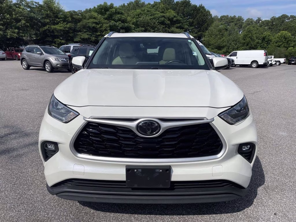 2020 Blizzard Pearl Toyota Highlander XLE FWD SUV