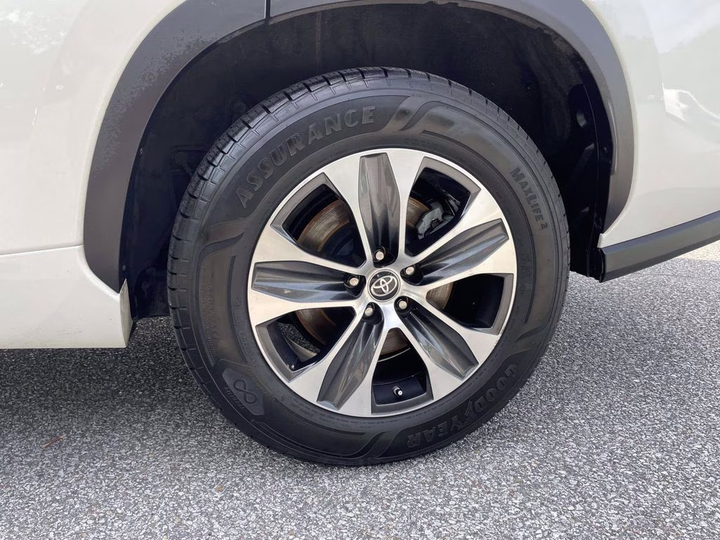 2020 Blizzard Pearl Toyota Highlander XLE FWD SUV