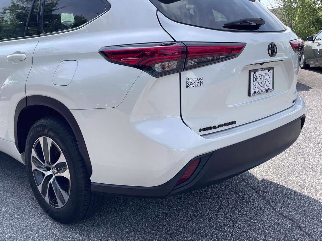 2020 Blizzard Pearl Toyota Highlander XLE FWD SUV
