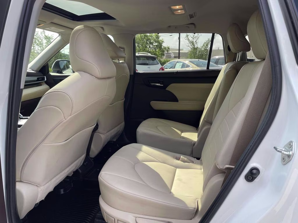 2020 Blizzard Pearl Toyota Highlander XLE FWD SUV