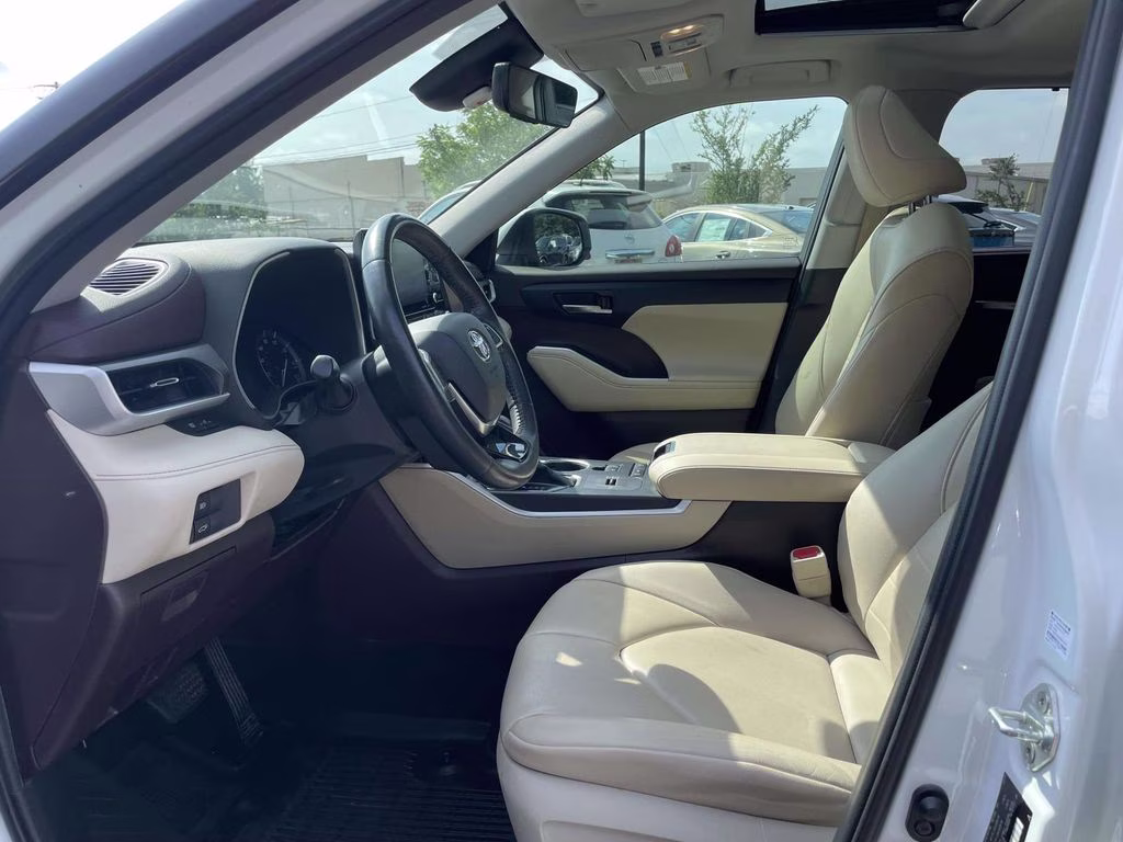 2020 Blizzard Pearl Toyota Highlander XLE FWD SUV