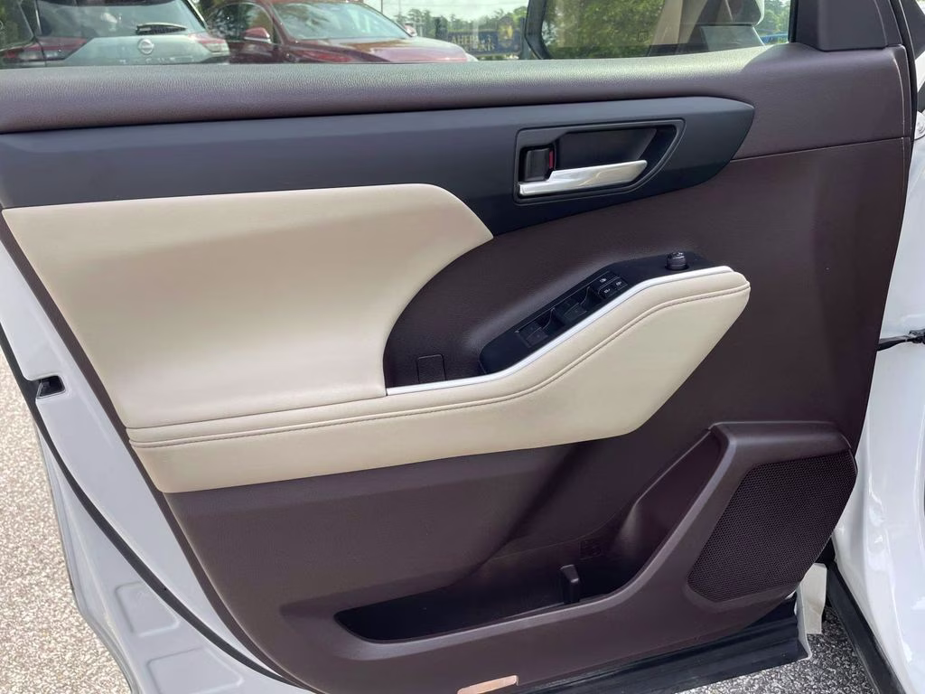 2020 Blizzard Pearl Toyota Highlander XLE FWD SUV