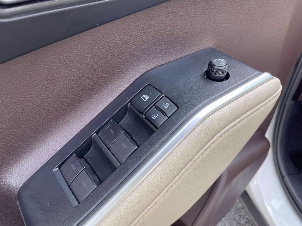 2020 Blizzard Pearl Toyota Highlander XLE FWD SUV