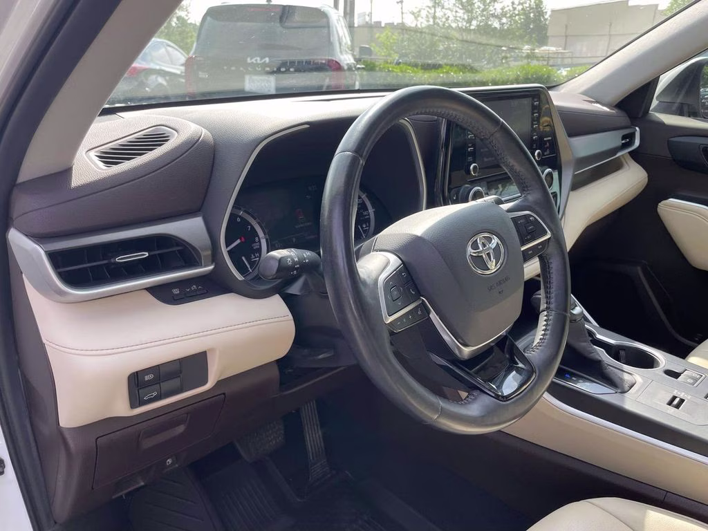 2020 Blizzard Pearl Toyota Highlander XLE FWD SUV