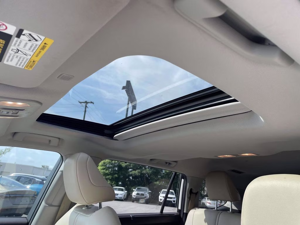 2020 Blizzard Pearl Toyota Highlander XLE FWD SUV