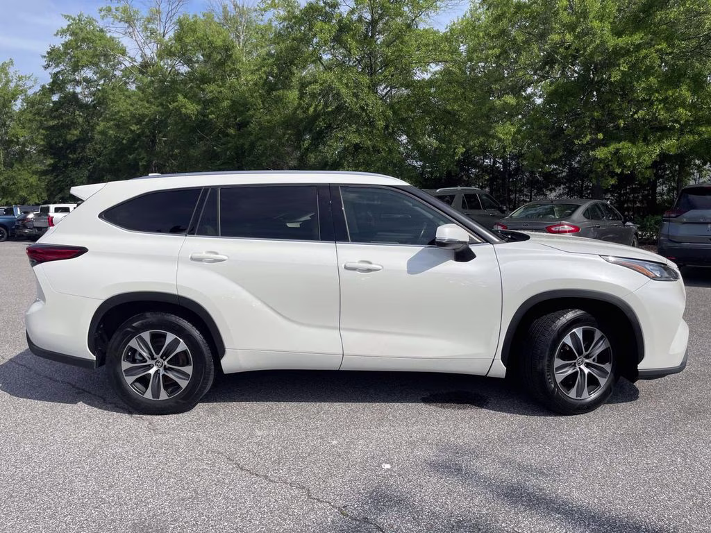 2020 Blizzard Pearl Toyota Highlander XLE FWD SUV