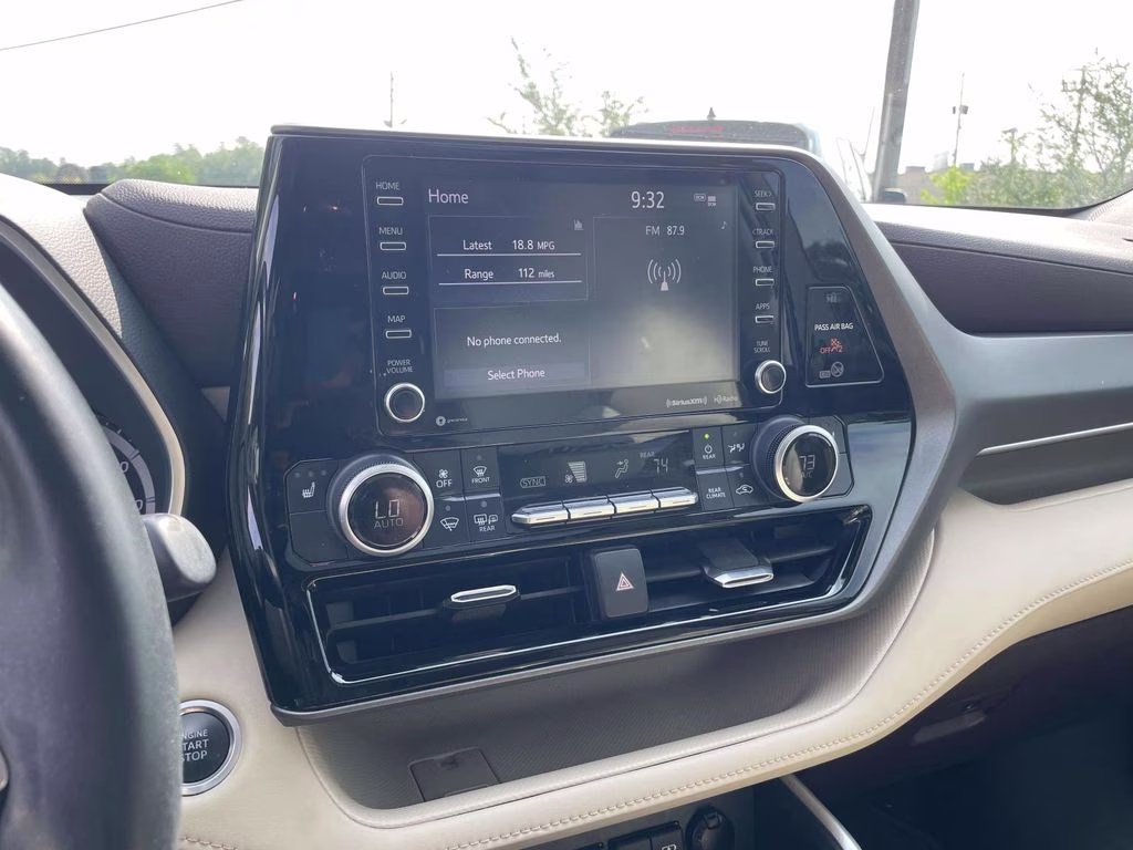 2020 Blizzard Pearl Toyota Highlander XLE FWD SUV