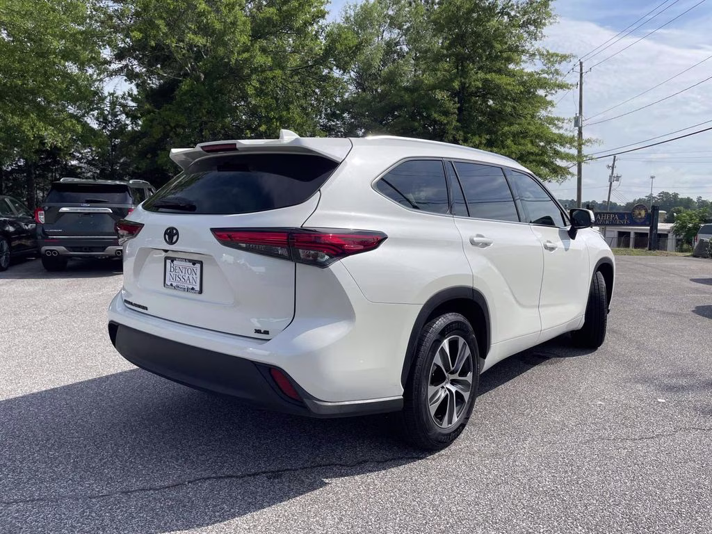 2020 Blizzard Pearl Toyota Highlander XLE FWD SUV