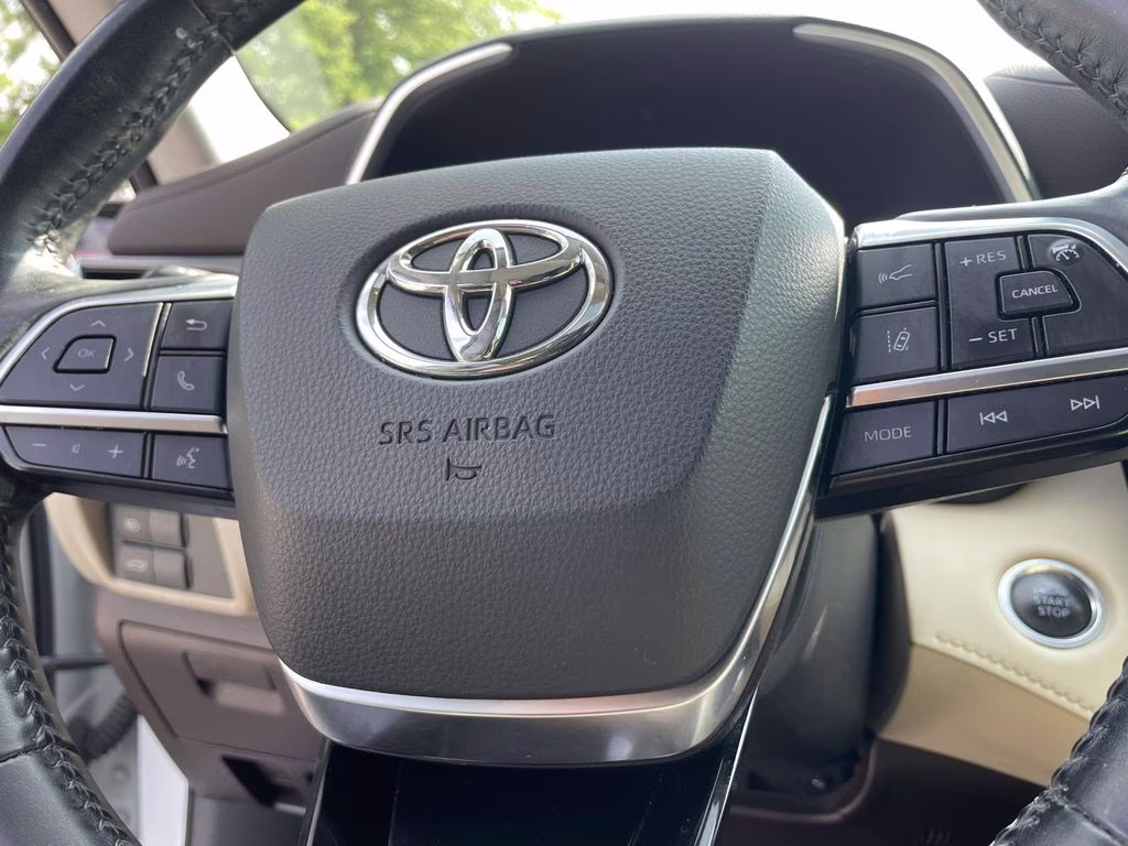 2020 Blizzard Pearl Toyota Highlander XLE FWD SUV