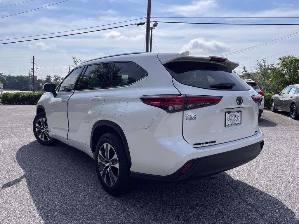 2020 Blizzard Pearl Toyota Highlander XLE FWD SUV